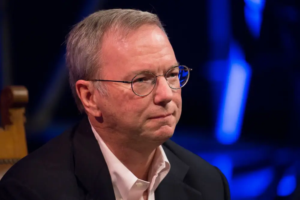 Eric Schmidt, cựu CEO Google khuyến cáo Mỹ không nên theo đuổi dự án Manhattan cho AGI